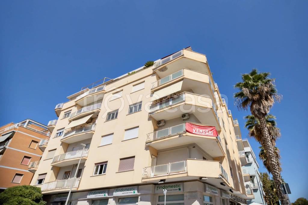 appartamento in vendita a Roma in zona Ostia