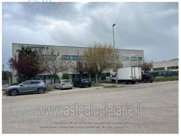 locale commerciale in vendita a Castellalto in zona Castelnuovo Vomano
