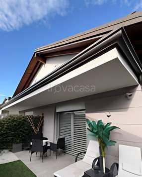 appartamento in vendita a Carate Brianza in zona Costa Lambro