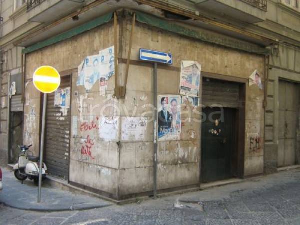 Negozio in vendita a Napoli via Duca di San Donato, 38