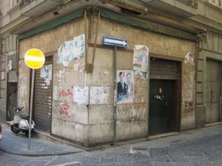 Negozio in vendita a napoli via duca di san donato, 38