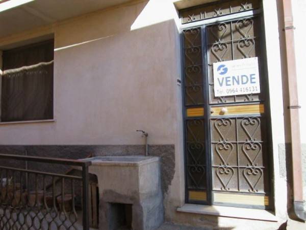Casa Indipendente in vendita a Gioiosa Ionica via colombo