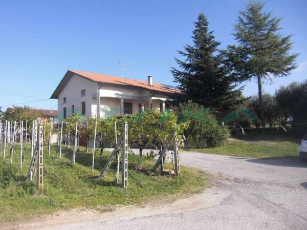Villa in vendita a San Costanzo via Lazio