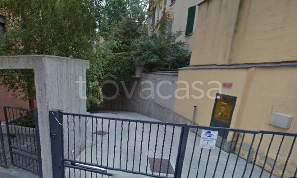 Garage in affitto a Milano via Francesco Guicciardini, 9