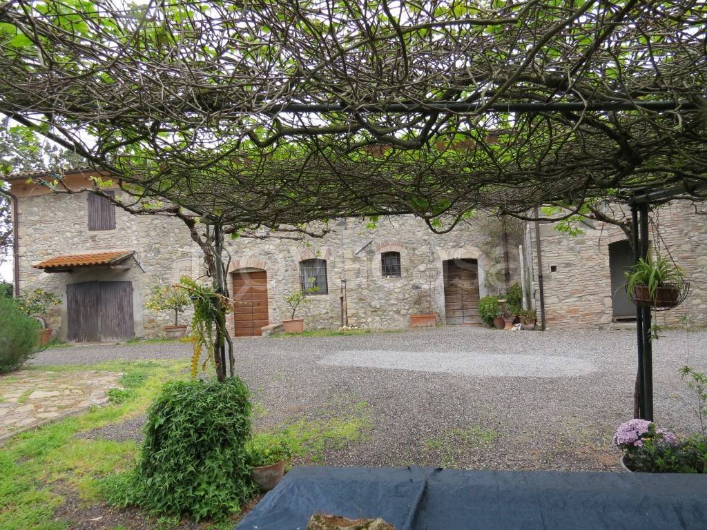 Colonica in vendita a Rosignano Marittimo via Emilia