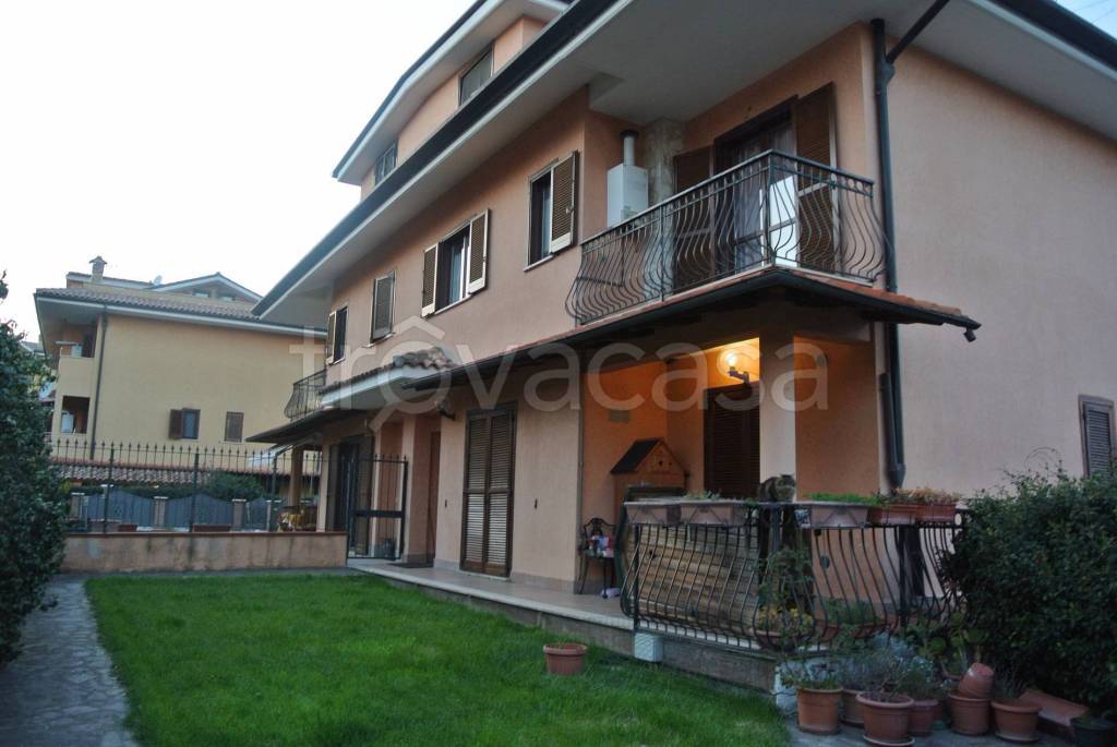 Villa Bifamiliare in vendita a Labico circonvallazione Giovanni Falcone