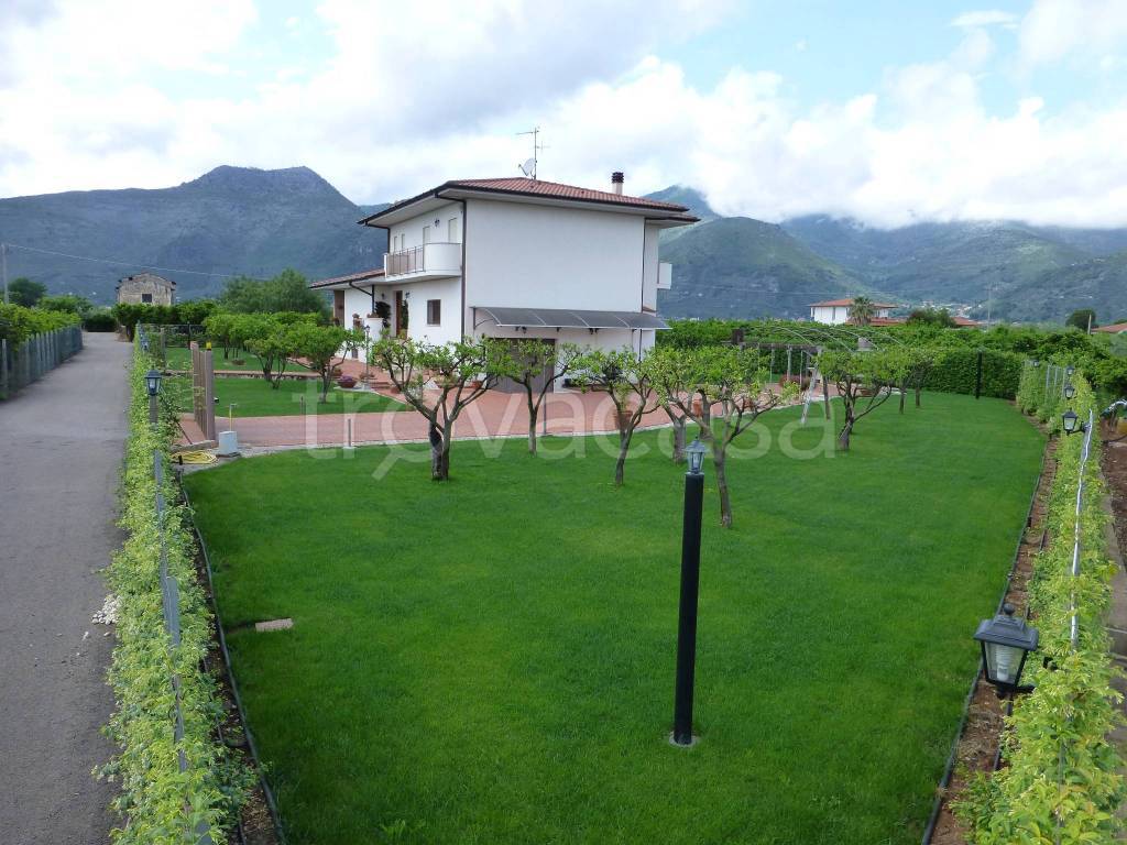 Villa in vendita a Fondi via Appia Lato Roma