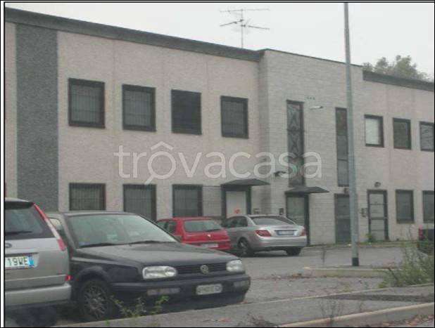 Capannone Industriale in vendita a Lacchiarella via del Lavoro, 41