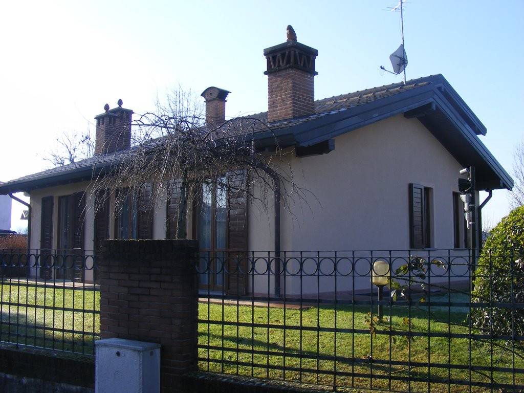 Villa in vendita a Castelletto sopra Ticino via Aronco