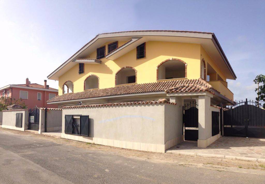 Villa Bifamiliare in vendita a Fiumicino via Ugo Giavitto, 20