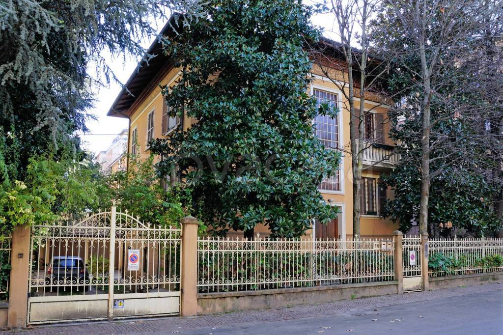 Villa Bifamiliare in in vendita da privato a Modena via Angelo Catelani, 36