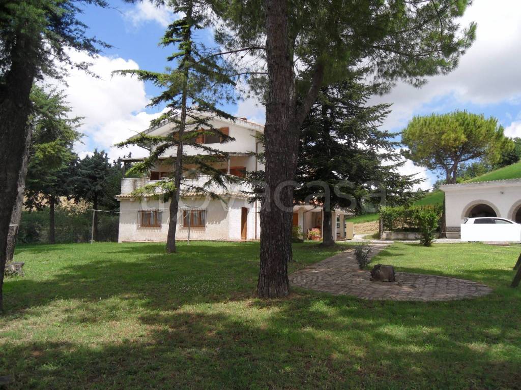 Villa Bifamiliare in vendita a Montelupone strada Provinciale Recanati - Montelupone, 31a