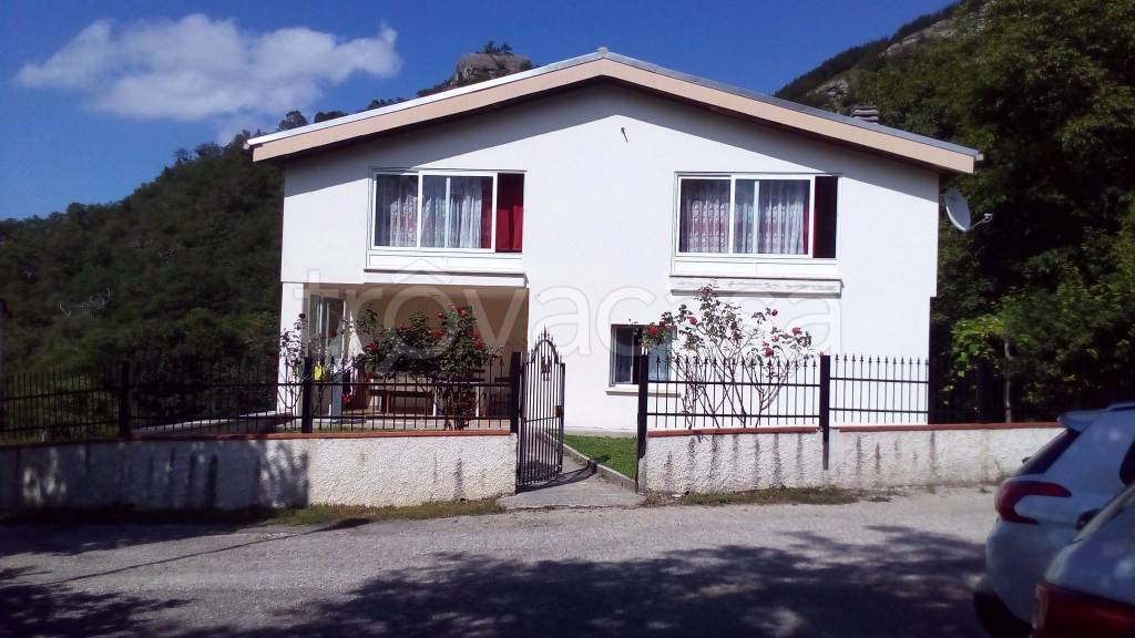 Villa in vendita a Valle Castellana frazione Pietralta, 38