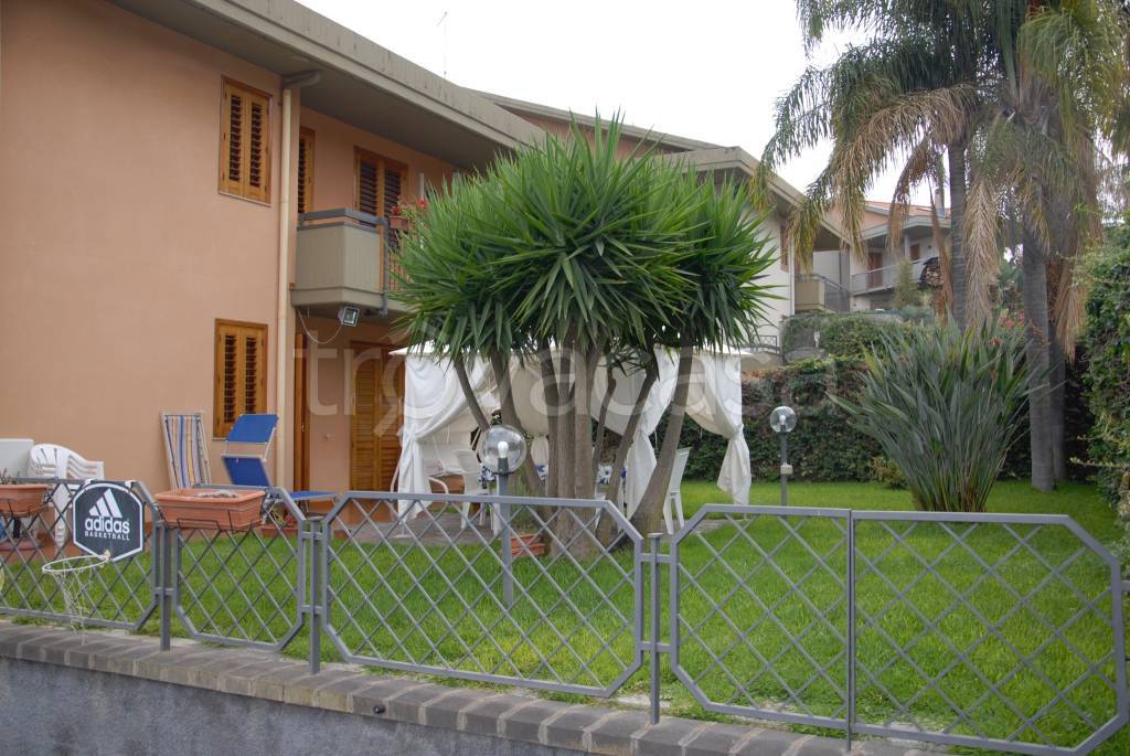 Villa a Schiera in in vendita da privato ad Aci Catena via Lecco, 25