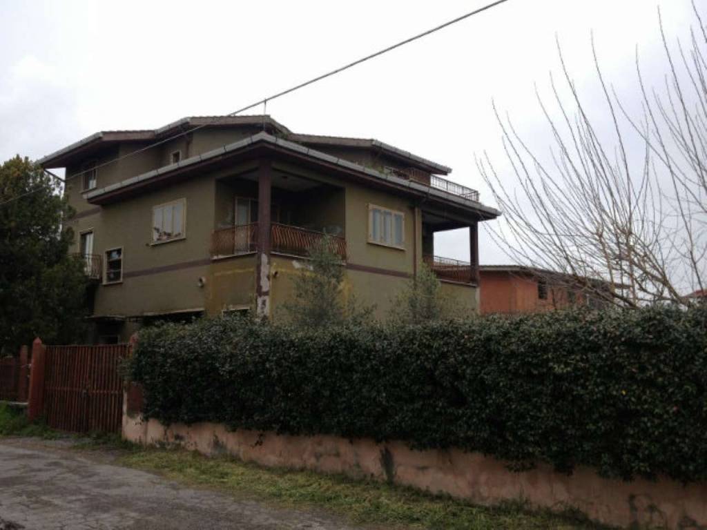 Casa Indipendente in vendita a Roma via Tricerro