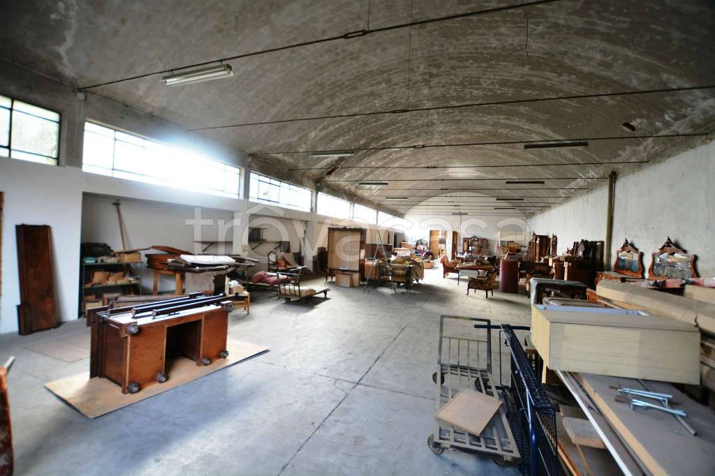 Capannone Industriale in vendita a Giussano via Pascoli