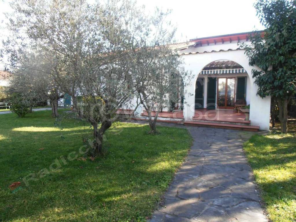 Villa in affitto a Forte dei Marmi via Carlo Piaggia, 13