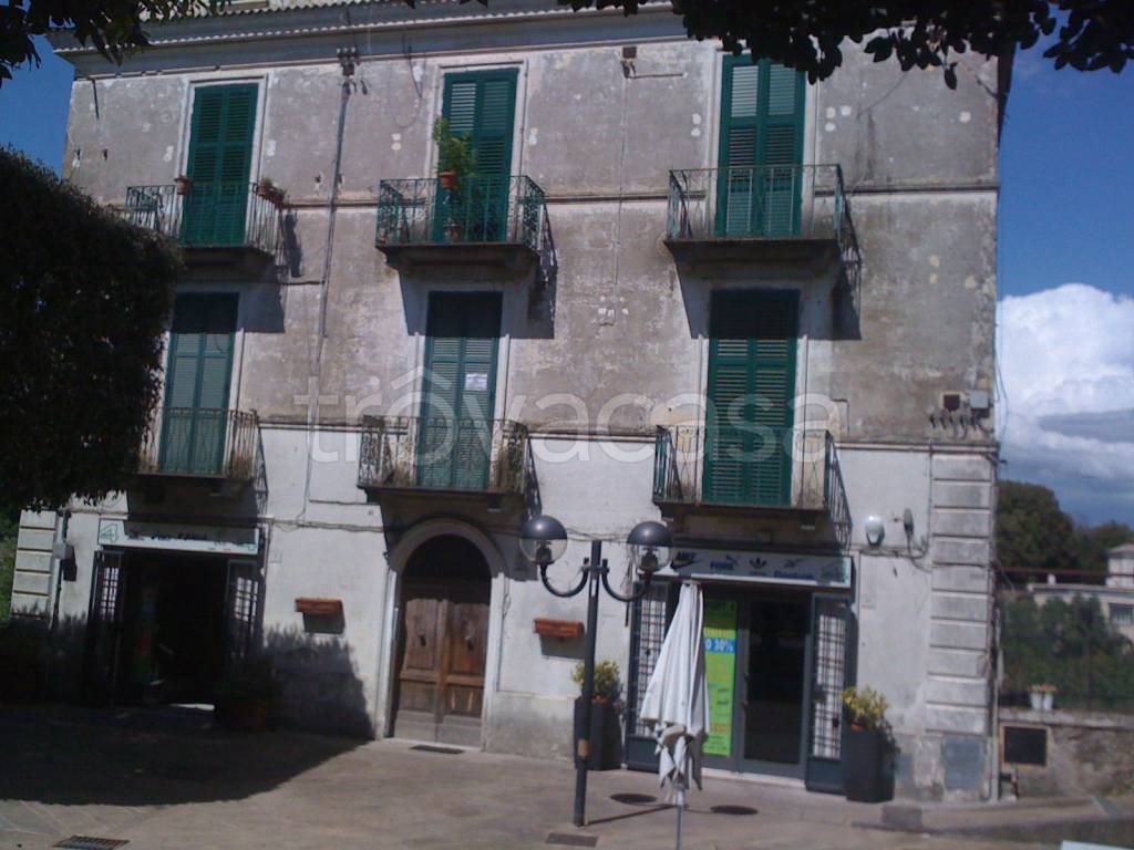 Appartamento in vendita a Capranica piazza g. Garibaldi