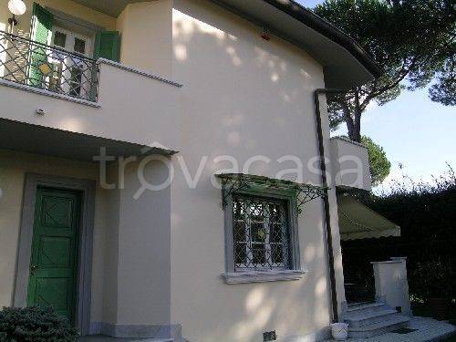 Villa Bifamiliare in affitto a Forte dei Marmi via Piave, 80