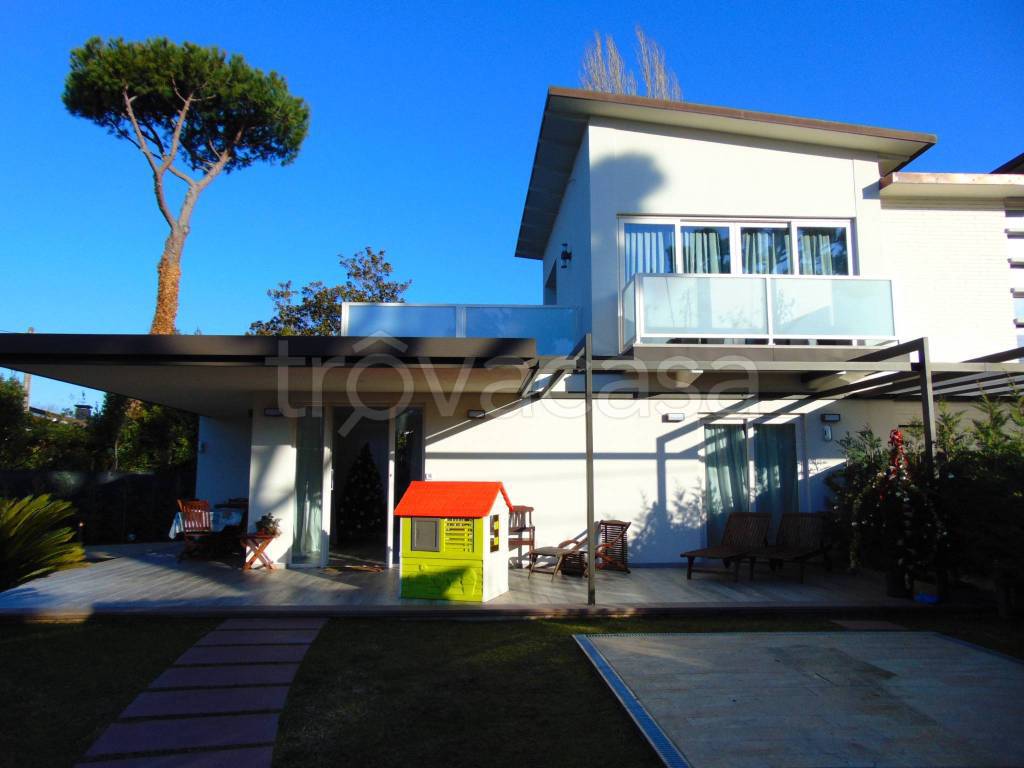 Villa Bifamiliare in affitto a Pietrasanta via Giacomo Leopardi, 50