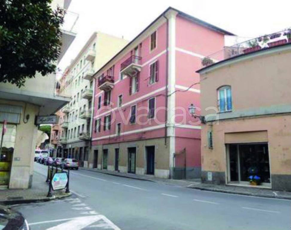 Filiale Bancaria in vendita ad Albenga via Genova 86-92