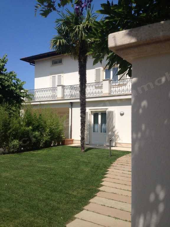 Villa Bifamiliare in vendita a Forte dei Marmi via Giuseppe Mazzini, 93