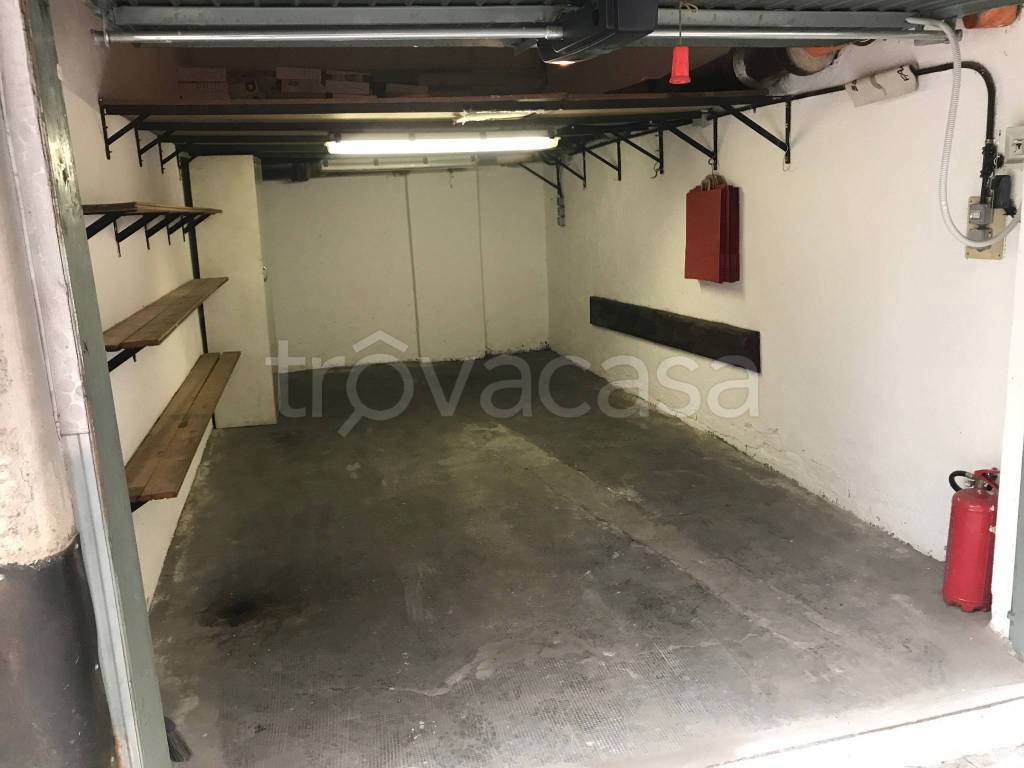 Garage in affitto a Milano viale Emilio Caldara, 24