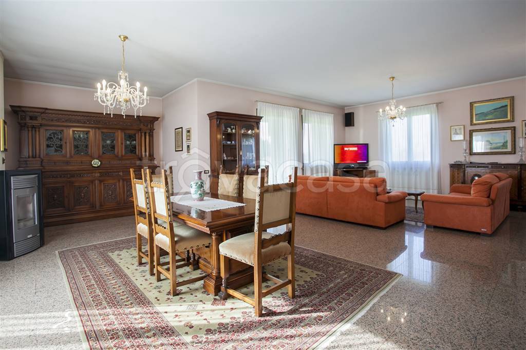 Villa in vendita a Casirate d'Adda via Casirate