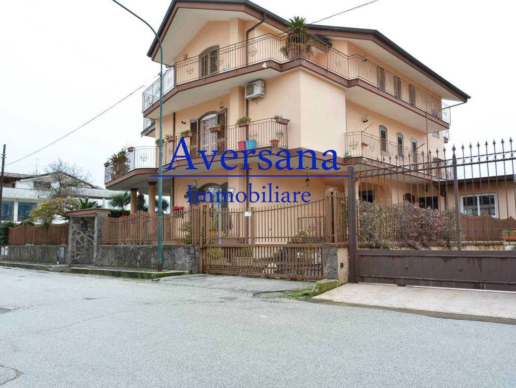 Intero Stabile in vendita a Parete via Arco Sant'Antonio, 278
