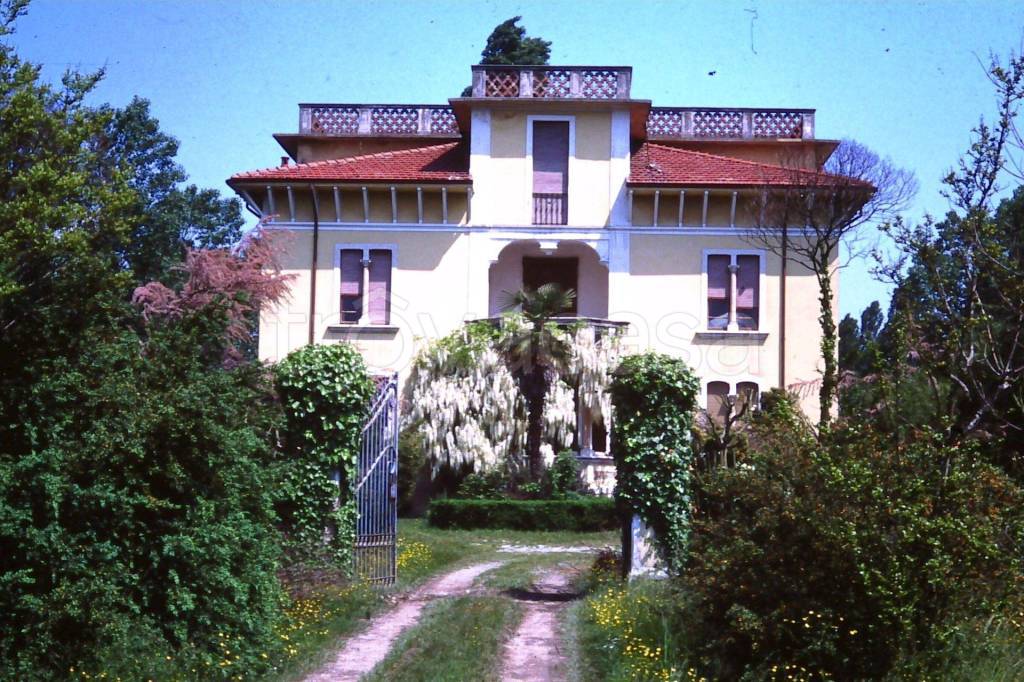 Villa in in vendita da privato a Sirmione via Verona, 139
