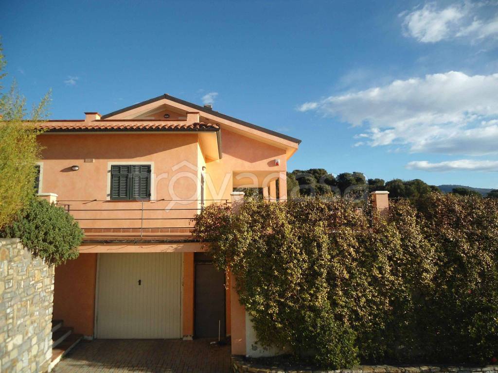 Villa in vendita a Diano Castello via Case Sparse Regione Monade