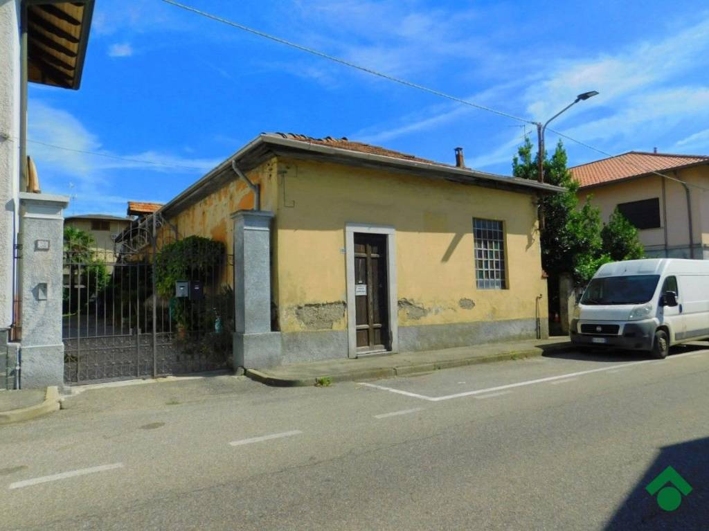 Casa Indipendente in vendita a Somma Lombardo via Eugenio Villoresi, 35