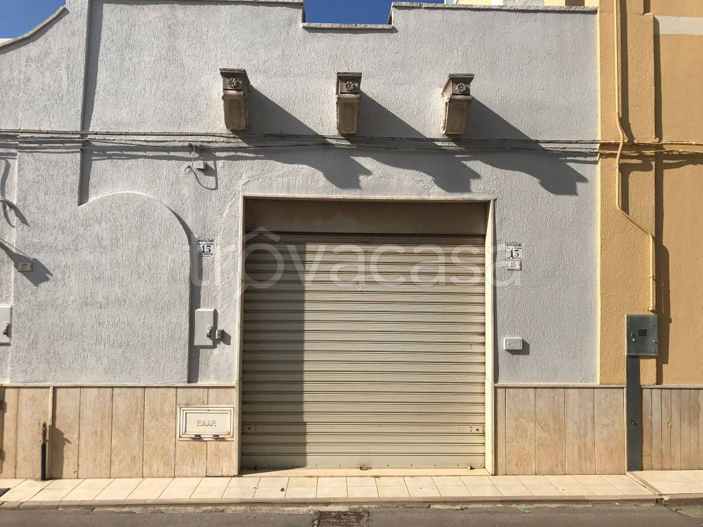 Garage in vendita a Fasano via Alessandro Manzoni, 13