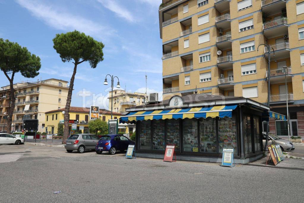 Edicola in in vendita da privato a Frosinone piazza Martiri di Valle Rotonda