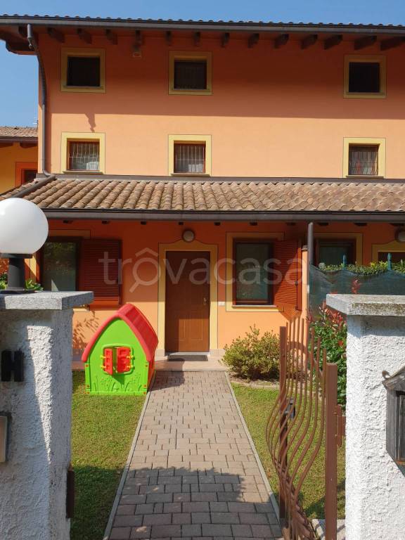 Villa a Schiera in in vendita da privato a Borgomanero via Cappelletta