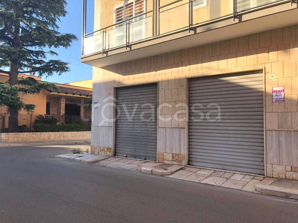 Garage in affitto a Sannicandro di Bari via Saverio Balenzano