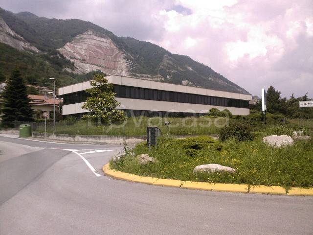 Ufficio in vendita a Cesana Brianza via Alcide De Gasperi