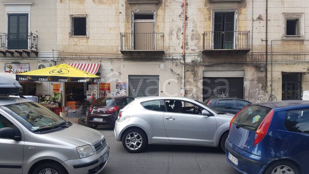 Negozio in vendita a Palermo via Papireto