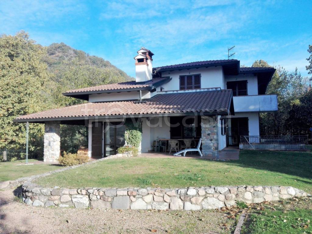 Villa in vendita a Cuasso al Monte