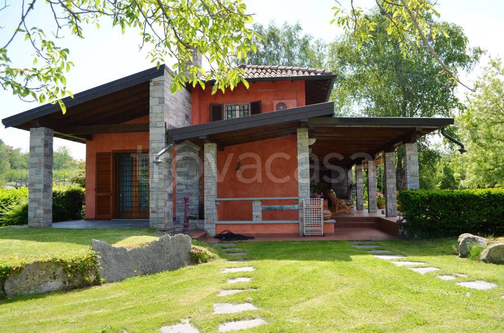 Villa in vendita a Brebbia via Lago