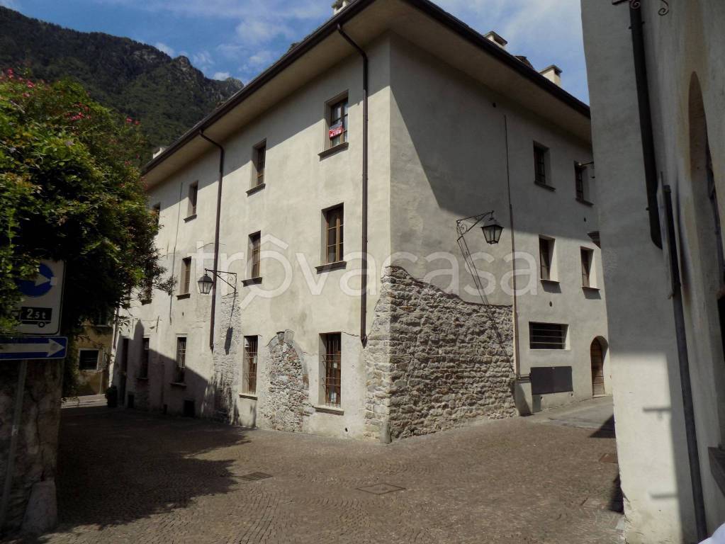 Appartamento in vendita a Chiavenna via Vescovi Giani, 13