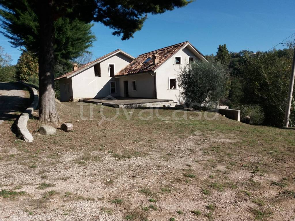 Casa Indipendente in vendita ad Ascoli Piceno frazione Vallefiorana