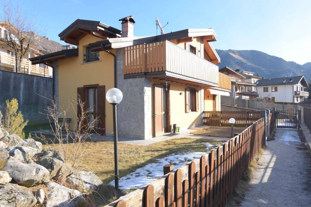 Villa Bifamiliare in in vendita da privato a Castione della Presolana via Pozzo, 13