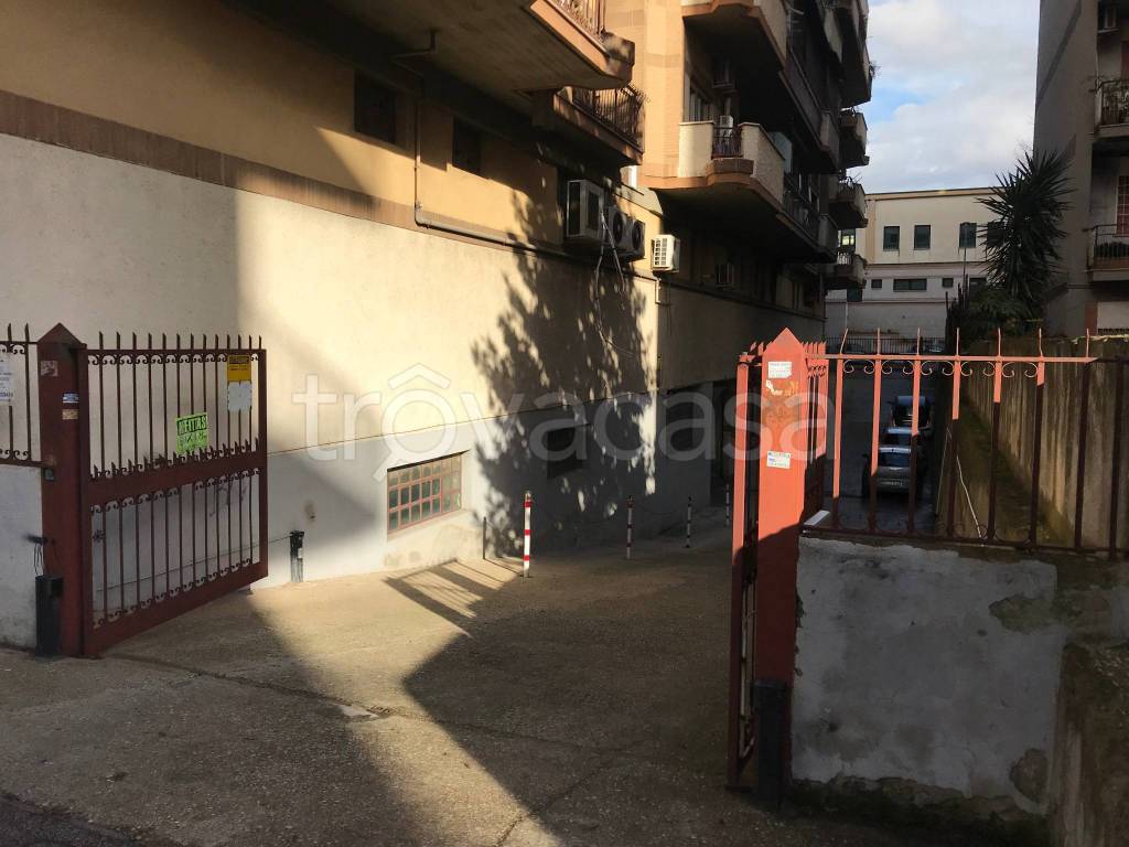 Garage in affitto a Guidonia Montecelio via Giacomo Leopardi, 46