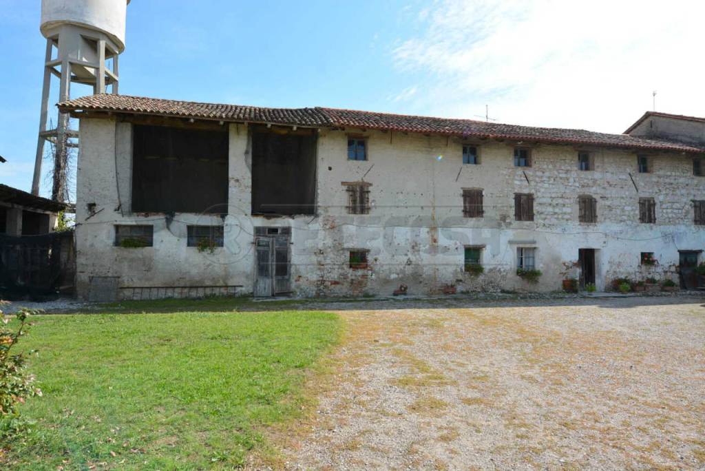 Casale in vendita a Chiopris-Viscone via c. Battisti, 30