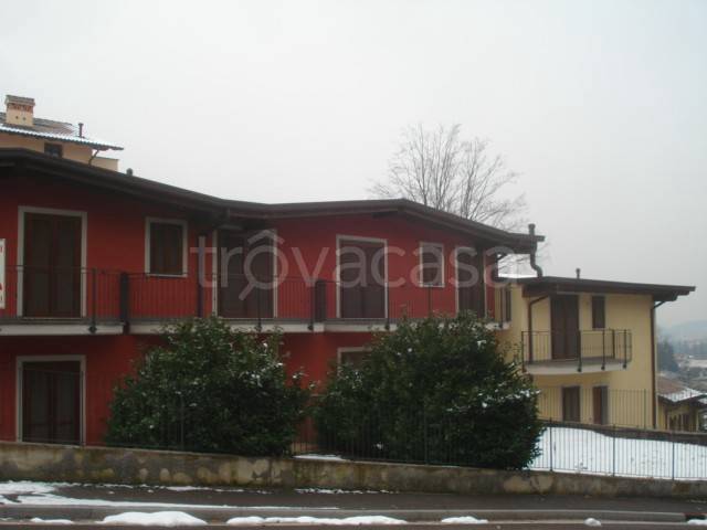 Villa a Schiera in vendita a Casnate con Bernate via Giuseppe Garibaldi, 9