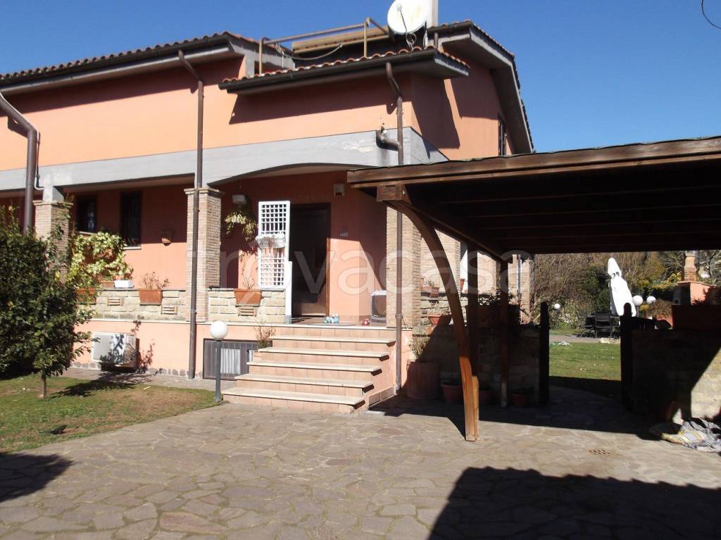 Villa a Schiera in vendita ad Anguillara Sabazia via Aldo Moro