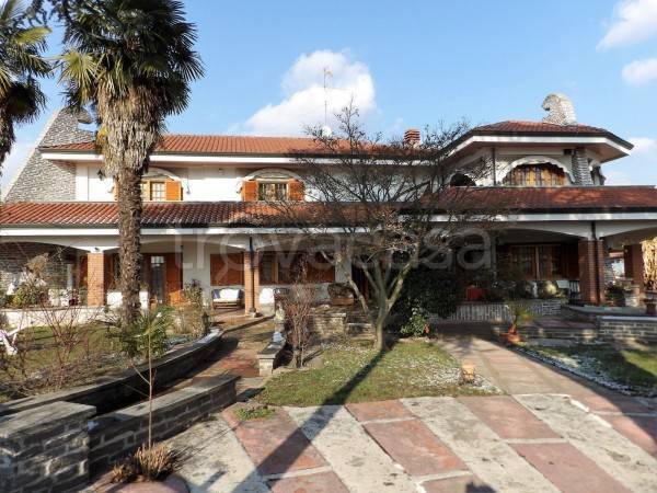 Villa Bifamiliare in vendita a Vercelli via Lago