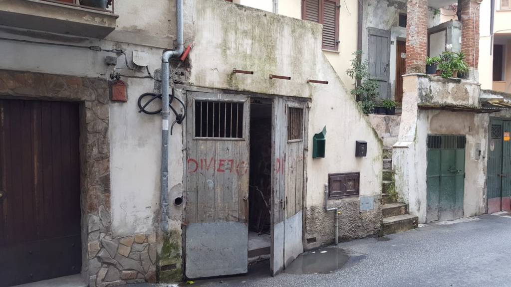 Magazzino in vendita a Lamezia Terme via Crocefisso, 8