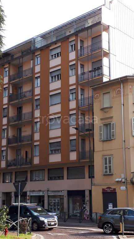 Appartamento in vendita a Borgosesia via Vittorio Veneto, 6
